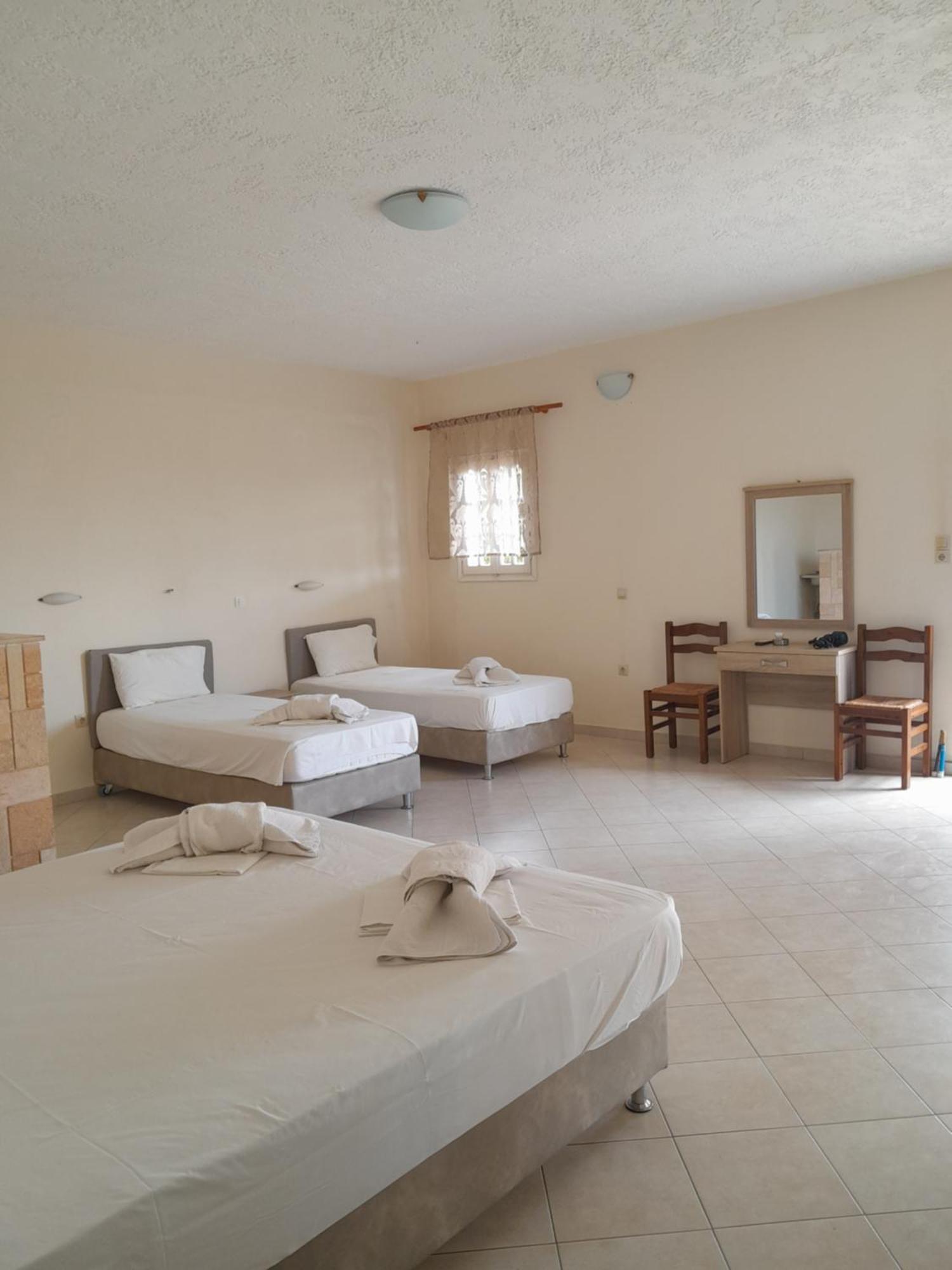 Barbara II Hotel Agia Marina  Eksteriør billede